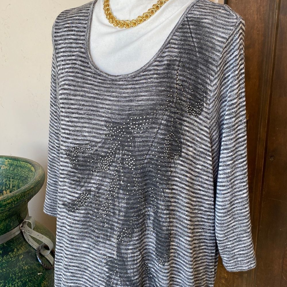 Lite weight sweater with embellished front, runched sides by Catherine’s size 0X